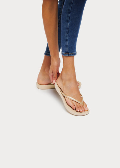 iQushion Ergonomic Flip-Flops