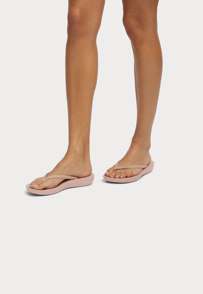 iQushion Ergonomic Flip-Flops